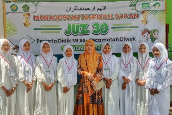 Fokus : Ahsanut Taqwim Kepala Madrasah Ibtida’iyah Salafiyah Syafi’iyah Bandung III Bandung Krajan Diwek Jombang saat mengikut sertakan siswi MIS BANDUNG III dalam Munaqosyah Tahfidzul Qur’an yang digelar langsung oleh BKMI Kecamatan Diwek yang bekerja sama dengan MWC LP Ma’arif NU kecamatan Diwek, Sabtu (13/01/2024).