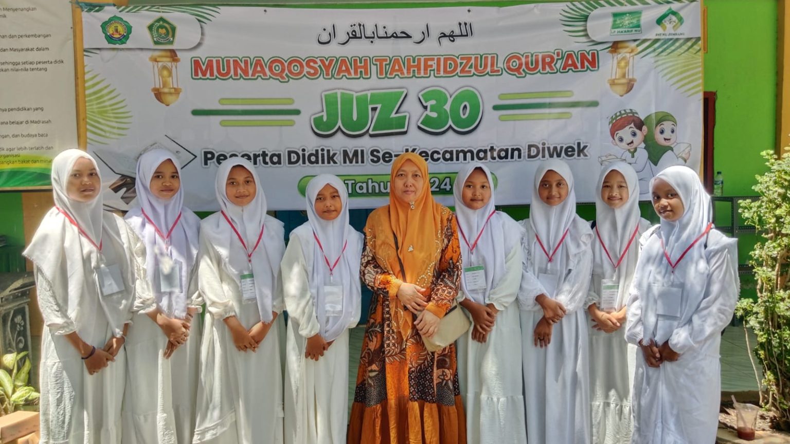 Fokus : Ahsanut Taqwim Kepala Madrasah Ibtida’iyah Salafiyah Syafi’iyah Bandung III Bandung Krajan Diwek Jombang saat mengikut sertakan siswi MIS BANDUNG III dalam Munaqosyah Tahfidzul Qur’an yang digelar langsung oleh BKMI Kecamatan Diwek yang bekerja sama dengan MWC LP Ma’arif NU kecamatan Diwek, Sabtu (13/01/2024).