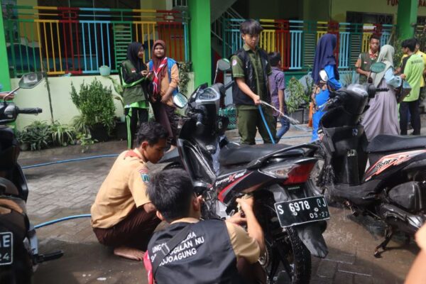 Hari Guru : Siswa SMK Unggulan Mencuci Sepeda Guru