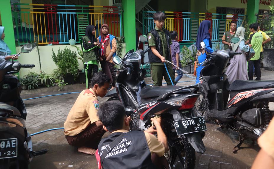 Hari Guru : Siswa SMK Unggulan Mencuci Sepeda Guru