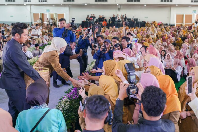 Dihadapan Puluhan Ribu ASN, Gubernur Khofifah – Emil Tekankan Pentingnya Inovasi, Kolaborasi dan Sinergi Mewujudkan Jatim Gerbang Baru Nusantara