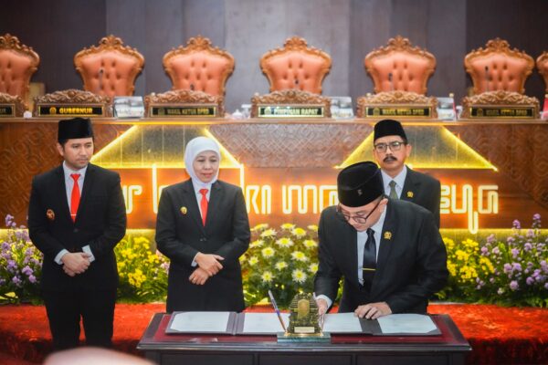 Gubernur Khofifah dan DPRD Jatim Sepakati Nota KUA-PPAS Perubahan APBD 2025, Pastikan Anggaran Fokus Pemenuhan Belanja Wajib serta Penguatan Program Prioritas Nasional dan Daerah